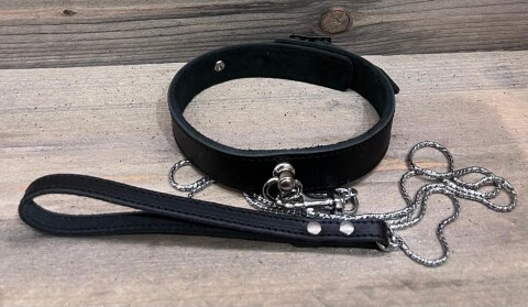 Leren collar met aanlijnketting. l.u.c.22